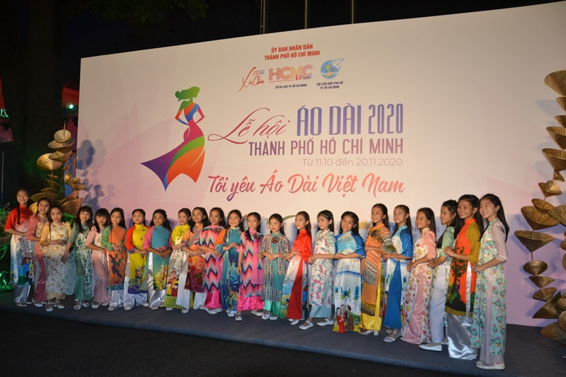 Các em thiếu nhi tham gia trình diễn trong đêm khai mạc Lễ hội Áo dài.