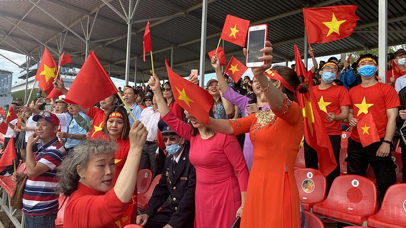 Người hâm mộ của đội tuyển Xe tăng Việt Nam nhuộm đỏ một góc khán đài trên thao trường Alabino. Ảnh: TRỊNH DŨNG Đội tuyển Xe tăng Việt Nam đứng thứ 2 ở trận ra quân -0
