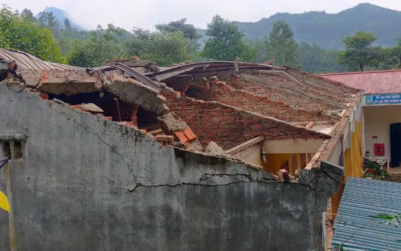 Một căn nhà tại xã An Thắng bị gió lốc làm tốc mái.