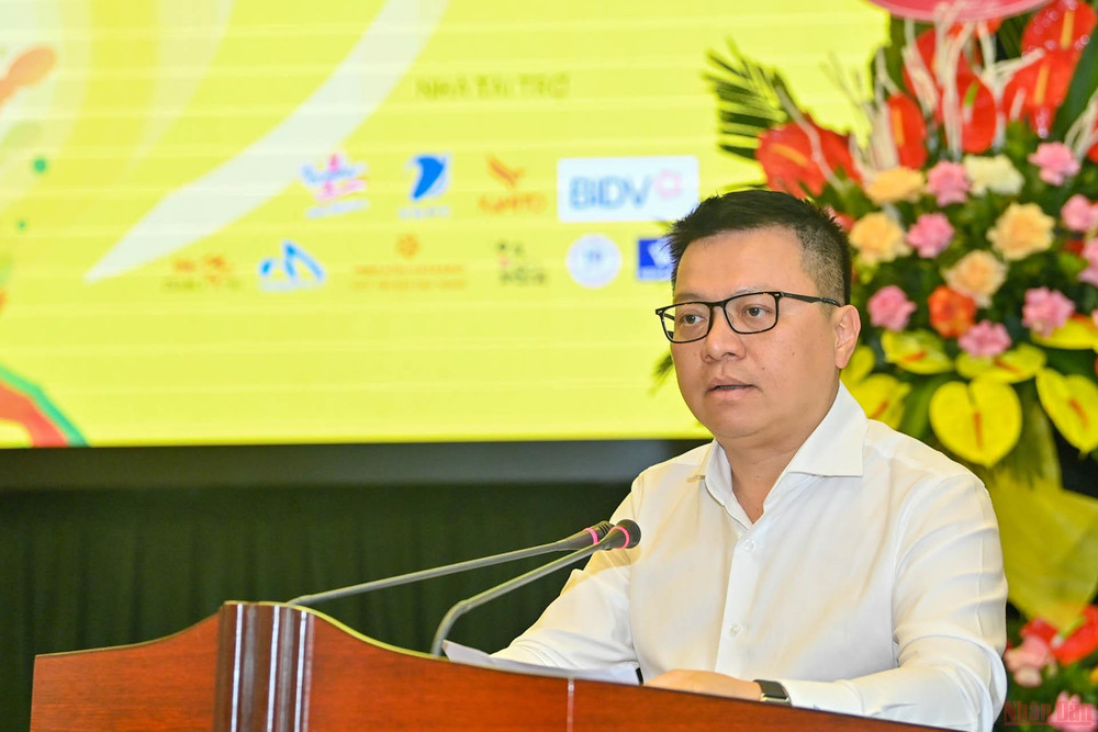 Đồng chí Lê Quốc Minh, Tổng Biên tập Báo Nhân Dân, Trưởng Ban Chỉ đạo Giải vô địch bóng bàn quốc gia Báo Nhân Dân lần thứ 40, phát biểu ý kiến tại buổi họp báo. (Ảnh: DUY LINH)