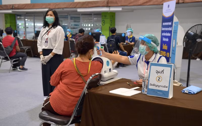 Người dân kiểm tra sức khỏe trước khi tiêm vaccine tại thủ đô Bangkok. (Ảnh: NAM ĐÔNG)