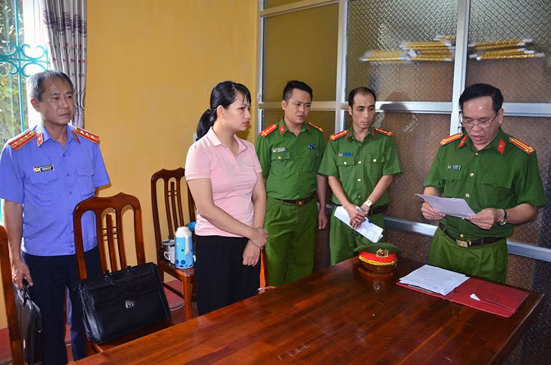 Cơ quan Cảnh sát điều tra Công an tỉnh Tuyên Quang công bố các quyết định tố tụng.