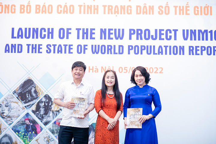 Trưởng đại diện UNFPA tại Việt Nam Naomi Kitahara trao Báo cáo SWOP 2022 cho Tổng cục Thống kê và đại diện Bộ Y tế. (Ảnh: UNFPA). Dự án mới về dữ liệu dân số phục vụ phát triển kinh tế-xã hội và các mục tiêu phát triển bền vững -0