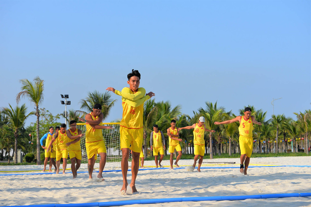 Các vận động viên đội tuyển Việt Nam khởi động trước khi tập luyện. (Ảnh: Thanh Vân/TTXVN) Bóng ném bãi biển nam tích cực luyện tập cho SEA Games -0