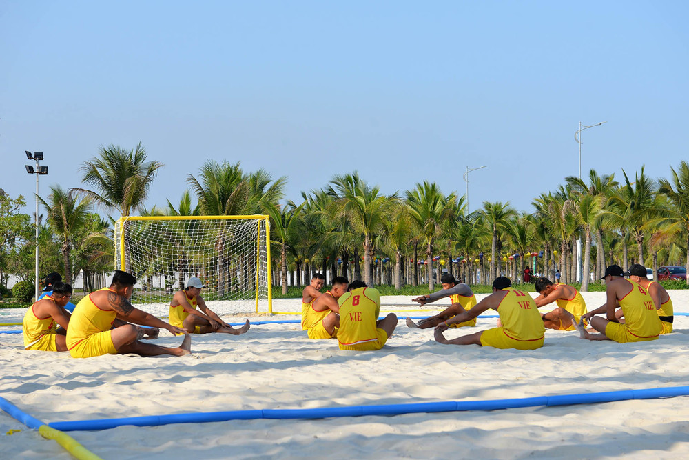 Đội tuyển Việt Nam nỗ lực để bảo vệ thành tích nhà vô địch từ SEA Games 30. (Ảnh: Thanh Vân/TTXVN) Bóng ném bãi biển nam tích cực luyện tập cho SEA Games -0