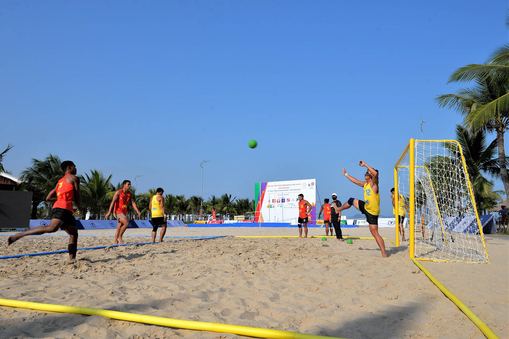 Cận ngày thi đấu SEA Games 31, các đội tuyển thiên về rèn luyện kỹ, chiến thuật. (Ảnh: Thanh Vân/TTXVN) Bóng ném bãi biển nam tích cực luyện tập cho SEA Games -0