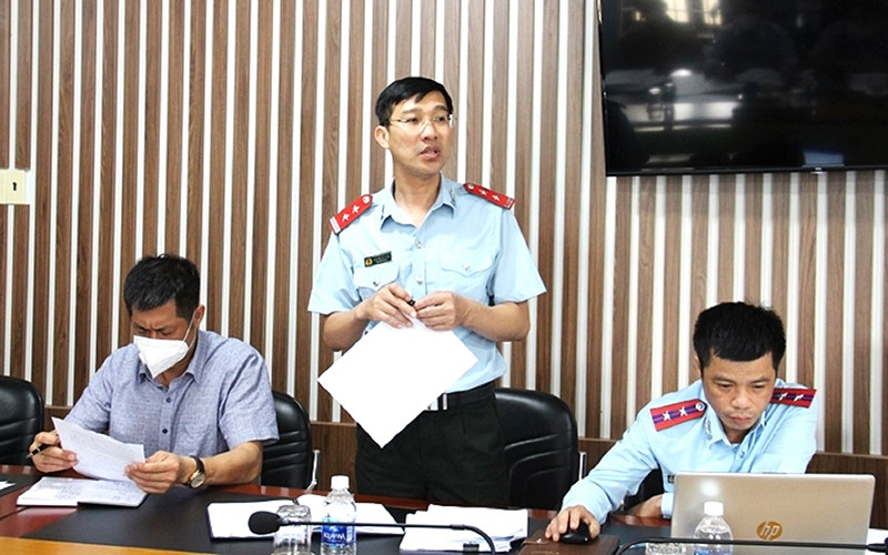 Đại diện Đoàn Thanh tra Bộ Lao động-Thương binh và Xã hội công bố các quyết định thanh tra và thông qua nội dung thanh tra công tác hỗ trợ người dân, doanh nghiệp bị ảnh hưởng bởi dịch Covid-19 trên địa bàn tỉnh Đắk Lắk.