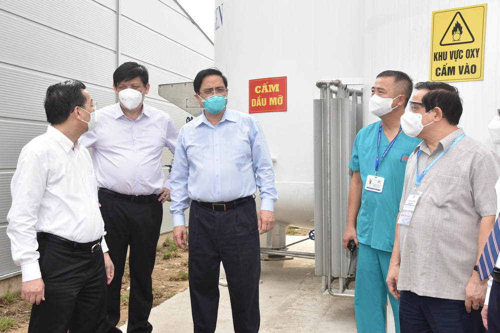 Thủ tướng kiểm tra khu vực tháp ô-xy phục vụ điều trị cho người bệnh. Bệnh viện điều trị người bệnh Covid-19 tại Hà Nội hoàn thành sau một tháng xây dựng -0