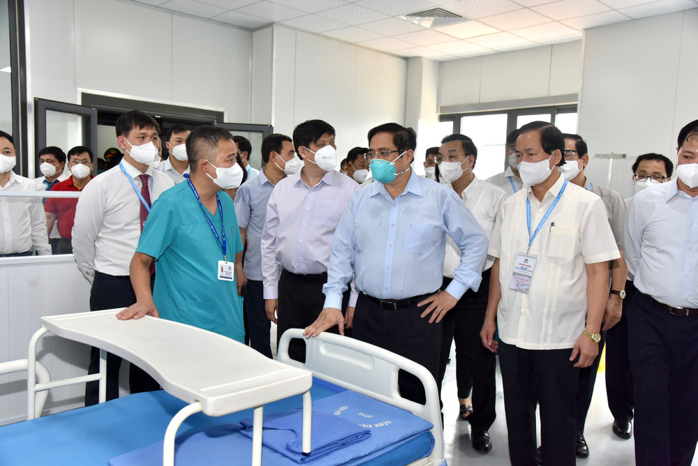 Thủ tướng Phạm Minh Chính kiểm tra khu vực điều trị người bệnh. Bệnh viện điều trị người bệnh Covid-19 tại Hà Nội hoàn thành sau một tháng xây dựng -0