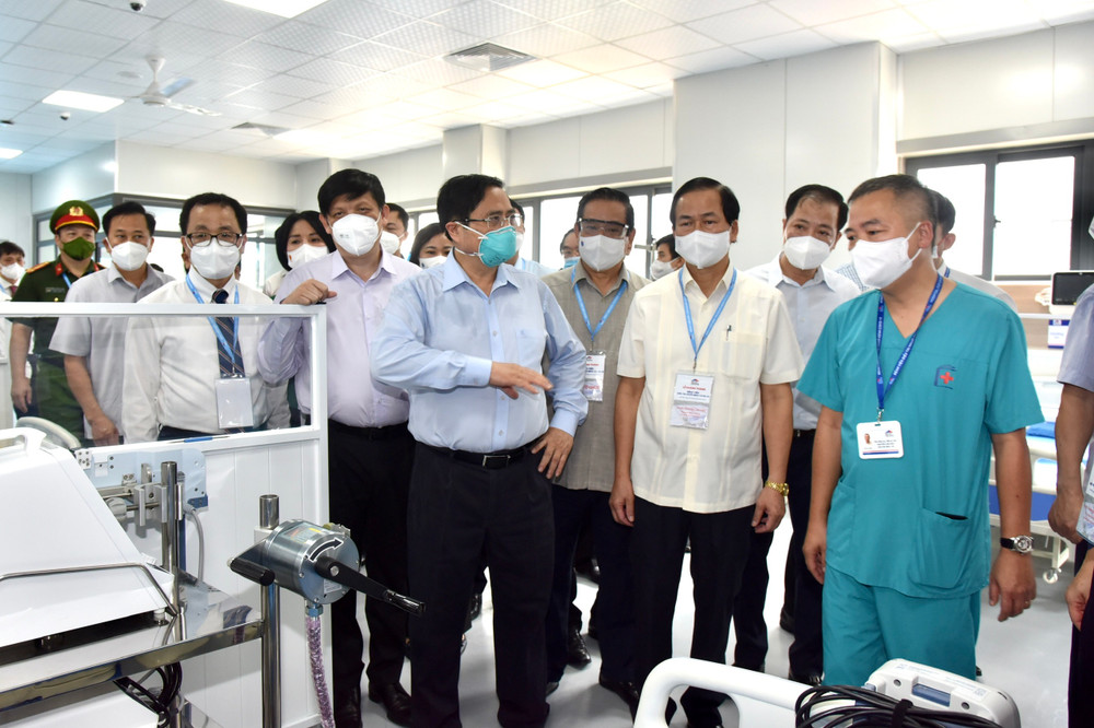 Thủ tướng trao đổi với đội ngũ thầy thuốc Bệnh viện điều trị Covid-19. Bệnh viện điều trị người bệnh Covid-19 tại Hà Nội hoàn thành sau một tháng xây dựng -0