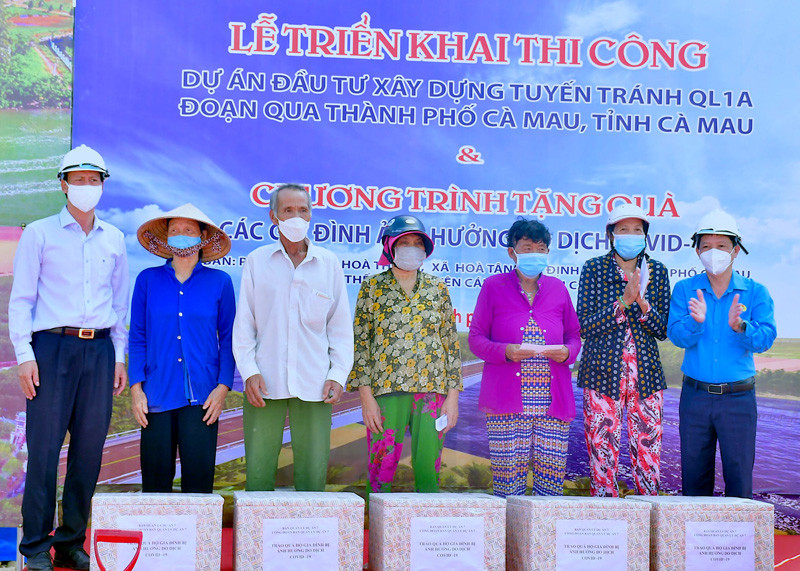 Chủ đầu tư dự án tuyến tránh QL1A trao hỗ trợ cho nhân dân bị ảnh hưởng bởi dịch Covid-19 nơi dự án đi qua. Thi công tuyến tránh quốc lộ 1A ở Cà Mau -0