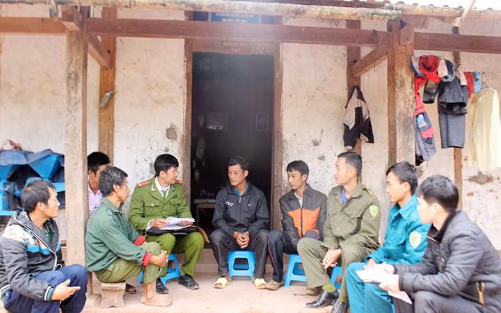 Công an xã Quảng Lâm (huyện Mường Nhé) vận động người bản Trạm Púng chấp hành các chủ trương, chính sách pháp luật. (Ảnh Báo Điện Biên)