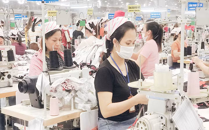 Áp dụng mức lương tối thiểu theo giờ là biện pháp bảo đảm quyền và lợi ích của người lao động. (Ảnh HÀ THANH)