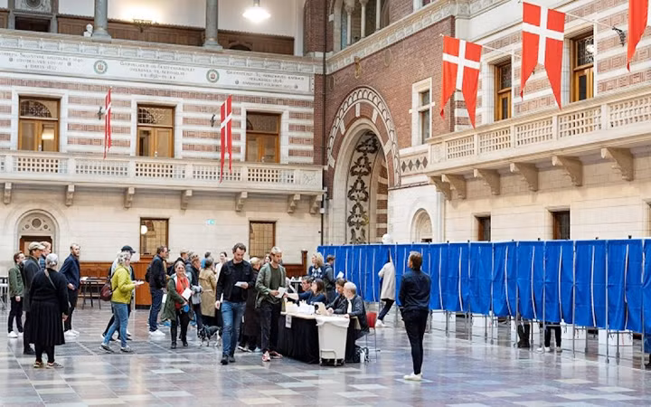 Cử tri Đan Mạch tham gia trưng cầu ý dân. (Ảnh REUTERS)