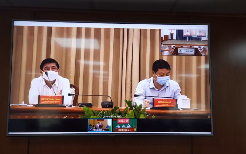Chủ tịch UBND TP Hồ Chí Minh Nguyễn Thành Phong chủ trì họp giao ban về công tác phòng, chống dịch tại điểm cầu UBND thành phố.