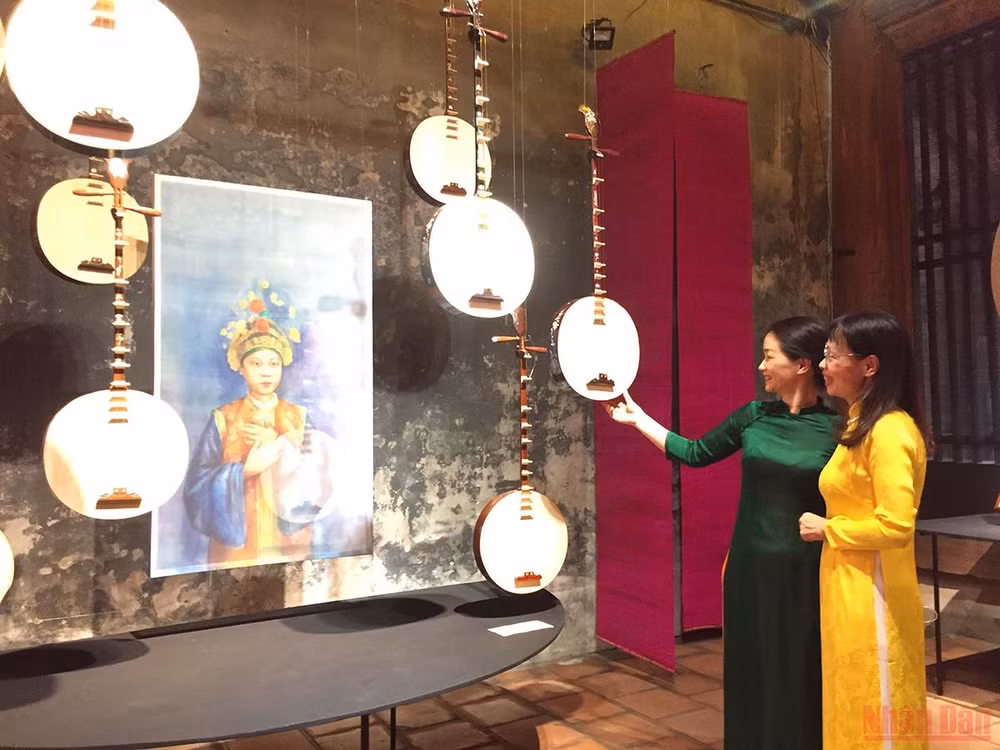 Khách tham quan đến với không gian giới thiệu đàn Đào Xá.