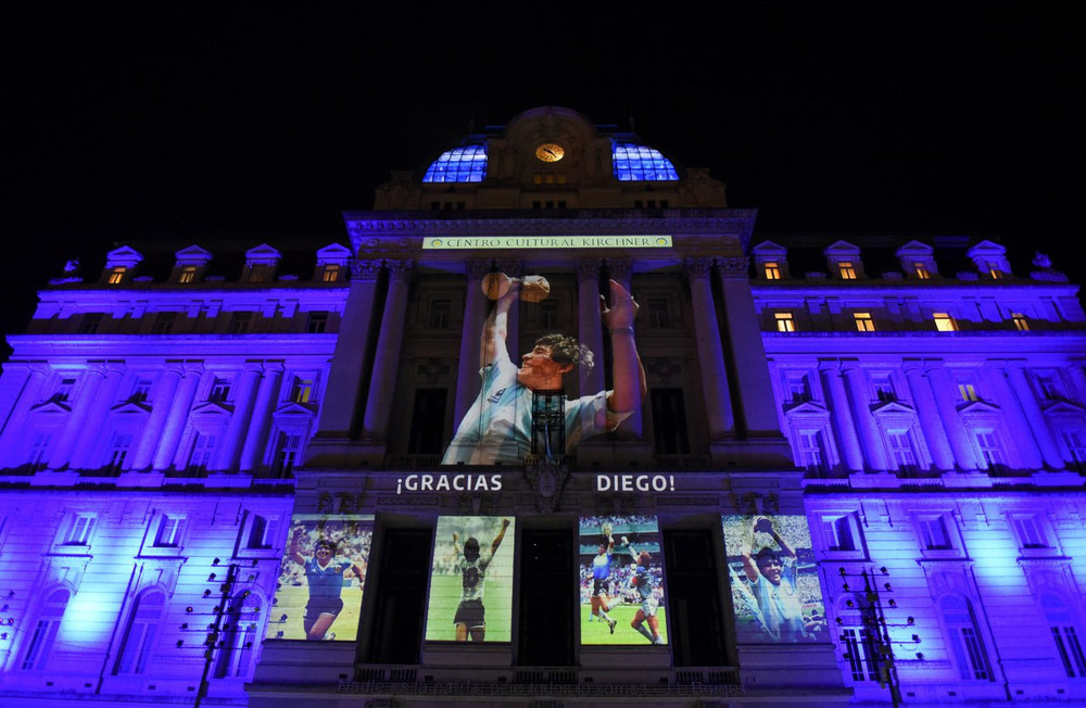 Những bức ảnh của huyền thoại bóng đá Diego Maradona được chiếu tại Trung tâm Văn hóa Kirchner, ở Buenos Aires, Argentina. Cùng dòng chữ "Cảm ơn! Diego!" (Ảnh: Reuters/Martin Villar) Người hâm mộ khắp thế giới tiếc thương Maradona -6