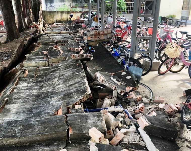 Hiện trường đoạn tường rào bị đổ sập.