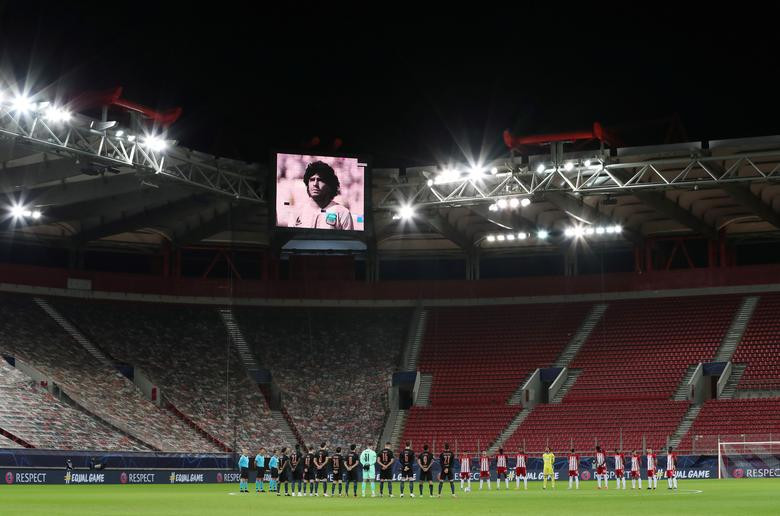 Ở Champions League, Manchester City và Olympiacos đã dành một phút mặc niệm để tưởng nhớ Maradona trước trận đấu ngày 25-11. (Ảnh: Reuters/Alkis Konstantinidis) Người hâm mộ khắp thế giới tiếc thương Maradona -7