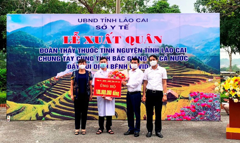 Các đồng chí lãnh đạo tỉnh trao tặng 100 triệu đồng hỗ trợ ngành y tế Bắc Giang phòng, chống dịch. 32 bác sĩ, nhân viên y tế Lào Cai hỗ trợ Bắc Giang chống dịch -0