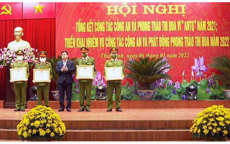 Chủ tịch UBND tỉnh Thái Bình Nguyễn Khắc Thận trao Bằng khen cho lực lượng phá đường dây đánh bạc hơn 8.400 tỷ đồng.