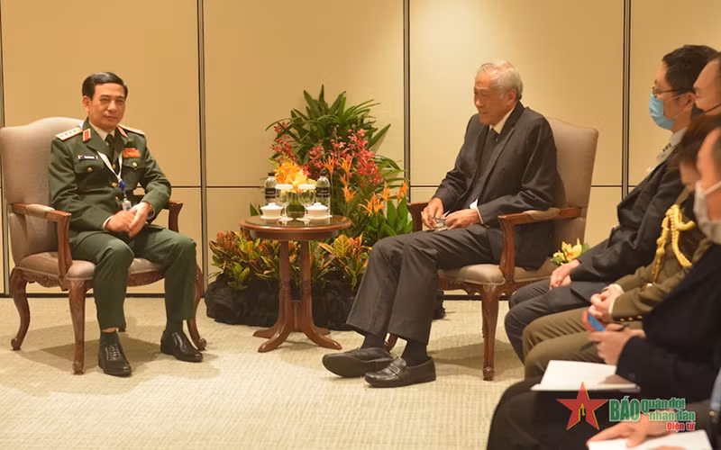 Bộ trưởng Phan Văn Giang gặp song phương Bộ trưởng Quốc phòng Singapore Ng Eng Hen. Ảnh: qdnd.vn.