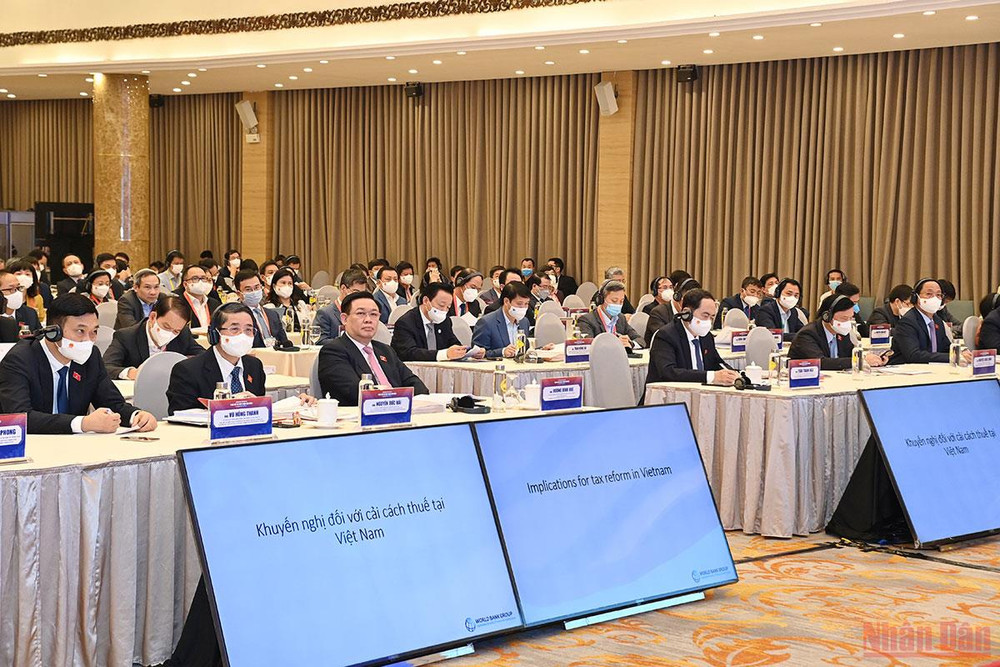 Chủ tịch Quốc hội Vương Đình Huệ và các đại biểu dự phiên thảo luận chiều 5/12. Bảo đảm hài hòa hai chính sách tài khóa và tiền tệ -0