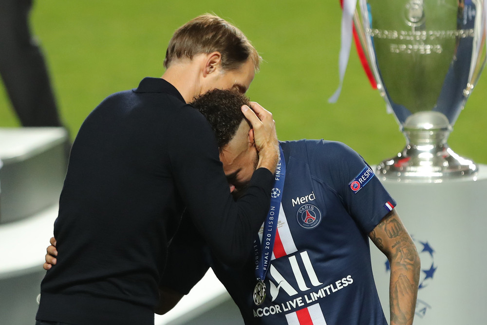 HLV Thomas Tuchel dù chân chấn thương, vẫn cố gắng di chuyển khắp sân để động viên các học trò của mình. (Ảnh: UEFA)