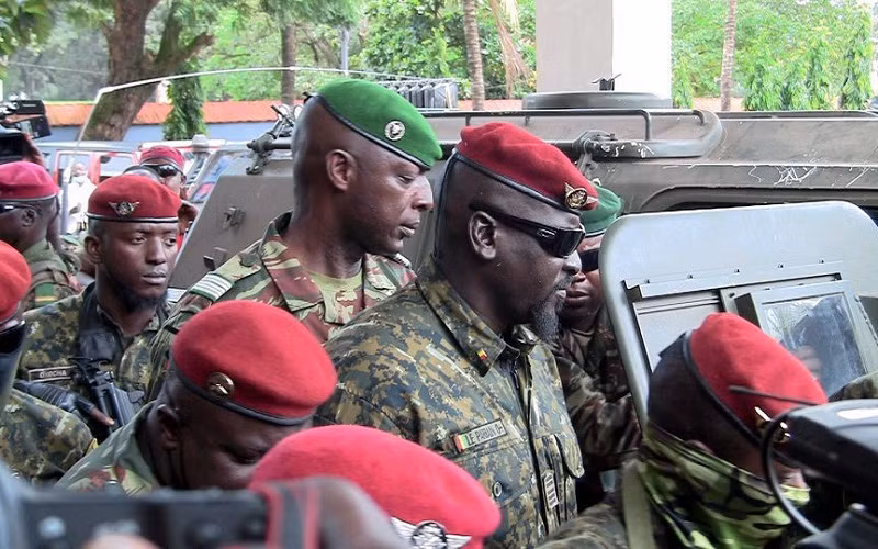 Ông Mamadi Doumbouya vừa tuyên thệ nhậm chức tổng thống lâm thời Guinea. (Ảnh: Reuters)