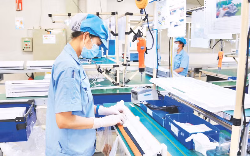 Sản xuất linh kiện điện tử tại Công ty TNHH Rhythm Precision Việt Nam, khu công nghiệp Nội Bài (Hà Nội).