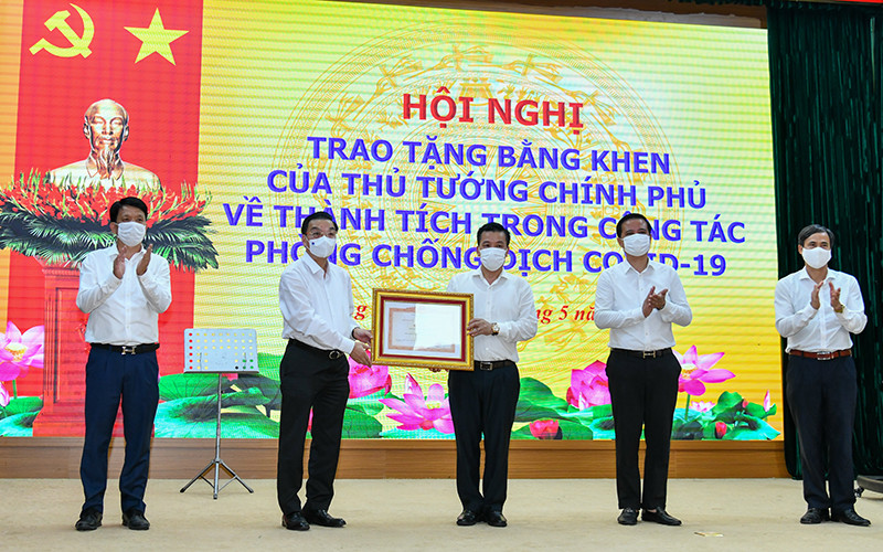 Chủ tịch UBND thành phố Chu Ngọc Anh trao Bằng khen của Thủ tướng Chính phủ cho nhân dân và cán bộ huyện Đông Anh. Ảnh: Duy Linh