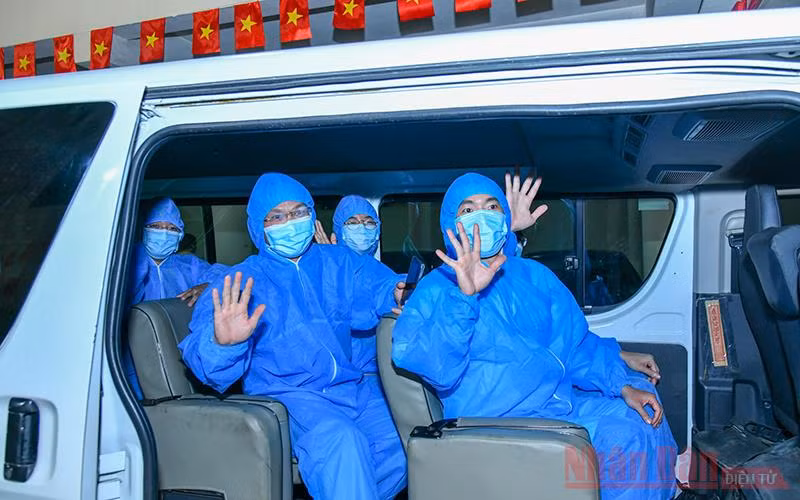 Các bác sĩ trước khi lên đường thực hiện nhiệm vụ. Ảnh: Duy Linh