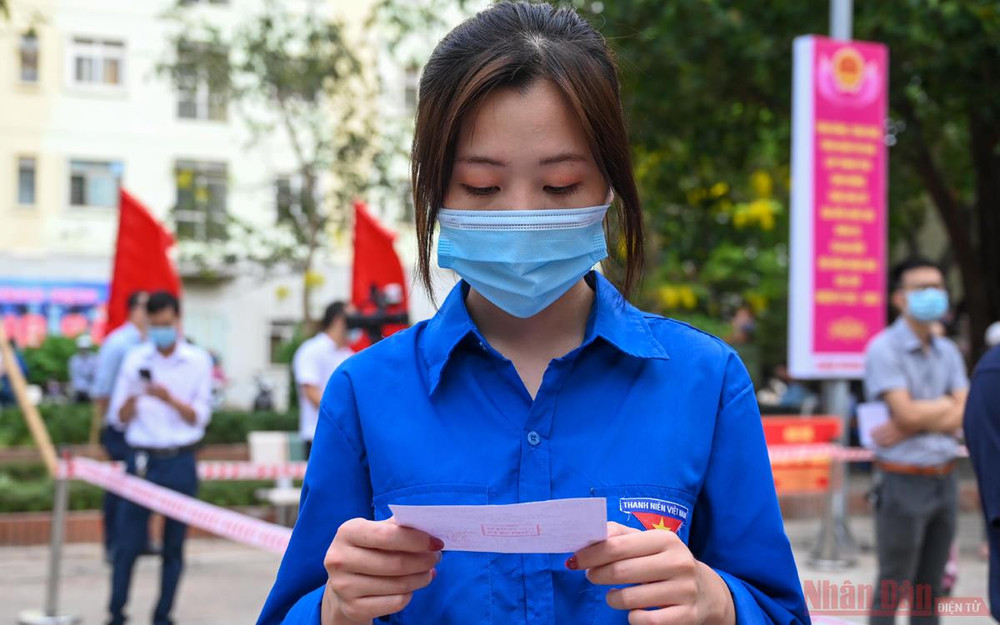 Cử tri Đoàn Hồng Anh (18 tuổi) xúc động khi lần đầu tiên được đi bầu cử. Ảnh: Duy Linh Người dân Thủ đô trong “Ngày hội non sông” -3