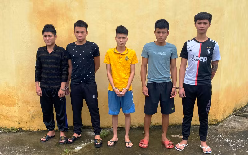 Năm đối tượng bị bắt giam về hành vi gây rối trật tự công cộng.