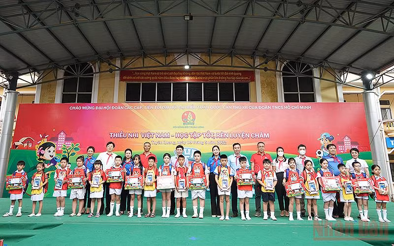 Ban tổ chức trao máy tính bảng và học bổng tặng thiếu nhi tại Ngày hội.