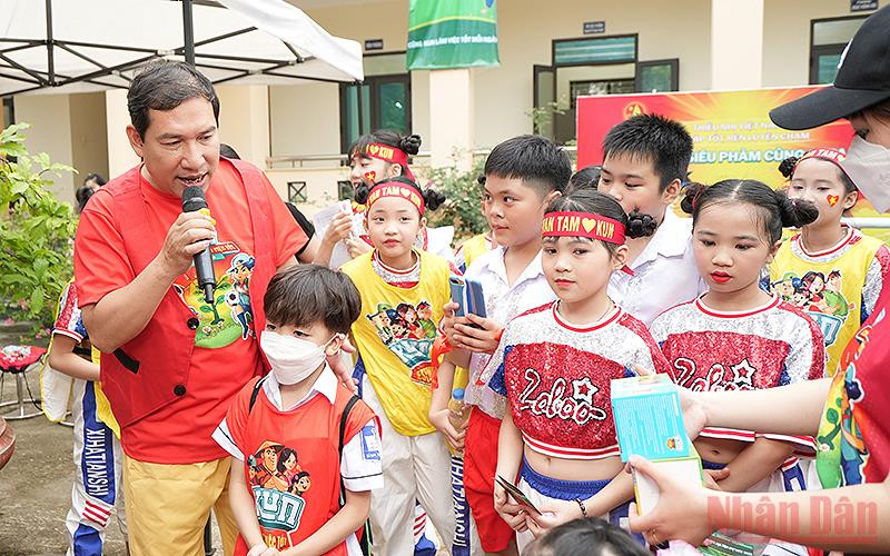 Nghệ sĩ Quang Thắng và thiếu niên, nhi đồng tham gia Ngày hội. Trao máy tính bảng và học bổng hỗ trợ học sinh Tuyên Quang -0