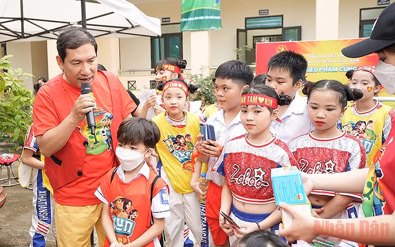 Trao máy tính bảng và học bổng hỗ trợ học sinh Tuyên Quang -0