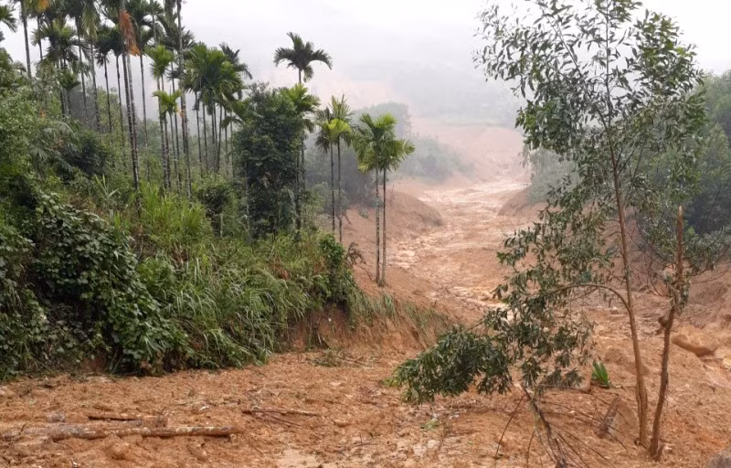 Sạt lở đất ở Quảng Ngãi làm hai người bị thương -0