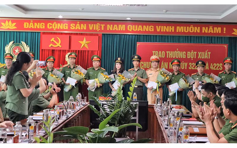 Thừa ủy quyền Bộ trưởng Công an, Đại tá Ngô Thanh Bình, Giám đốc Công an tỉnh Điện Biên trao thưởng các lực lượng phá án.