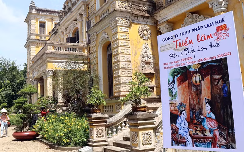 Cung An Định ngày khai mạc triển lãm tranh pháp lam Kiều.