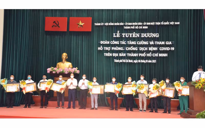 Lãnh đạo Thành phố trao bằng khen cho các tập thể hỗ trợ TP Hồ Chí Minh phòng, chống dịch.