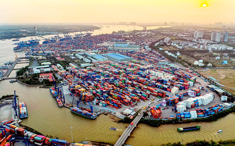 Để giải phóng container tồn tại cảng Cát Lái, hàng hóa nhập được phép vận chuyển đến cảng biển khác trên địa bàn TP Hồ Chí Minh... Ảnh: Quỳnh Danh