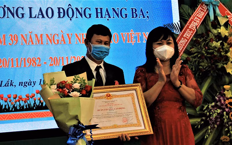 Phó Chủ tịch UBND tỉnh Đắk Lắk H’Yim Kđoh trao tặng Huân chương Lao động hạng Ba cho thầy Nguyễn Đăng Bồng.