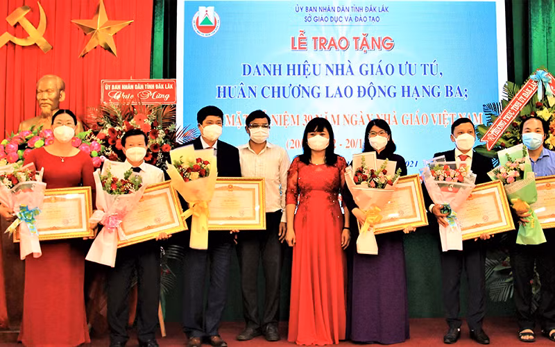 Đắk Lắk gặp mặt kỷ niệm 39 năm Ngày Nhà giáo Việt Nam và trao tặng các phần thưởng cao quý cho các tập thể, cá nhân có thành tích xuất sắc -0