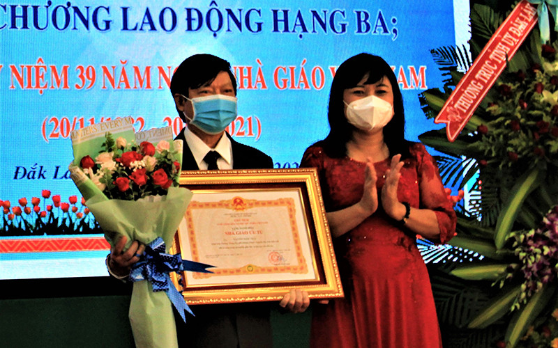 Phó Chủ tịch UBND tỉnh Đắk Lắk H’Yim Kđoh trao tặng danh hiệu Nhà giáo ưu tú cho thầy Nguyễn Ngọc Thái. Đắk Lắk gặp mặt kỷ niệm 39 năm Ngày Nhà giáo Việt Nam và trao tặng các phần thưởng cao quý cho các tập thể, cá nhân có thành tích xuất sắc -0