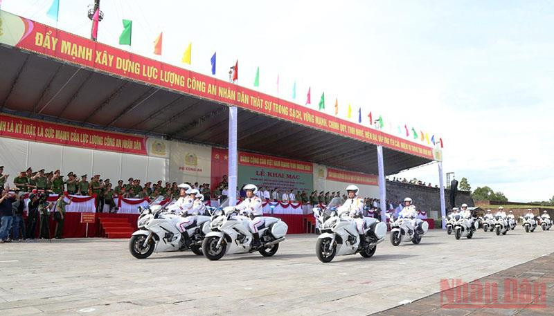 Phần trình diễn xe mô-tô của lực lượng Bộ Tư lệnh Cảnh vệ. Chung kết Hội thi Điều lệnh, bắn súng, võ thuật Công an nhân dân khu vực phía Nam -0