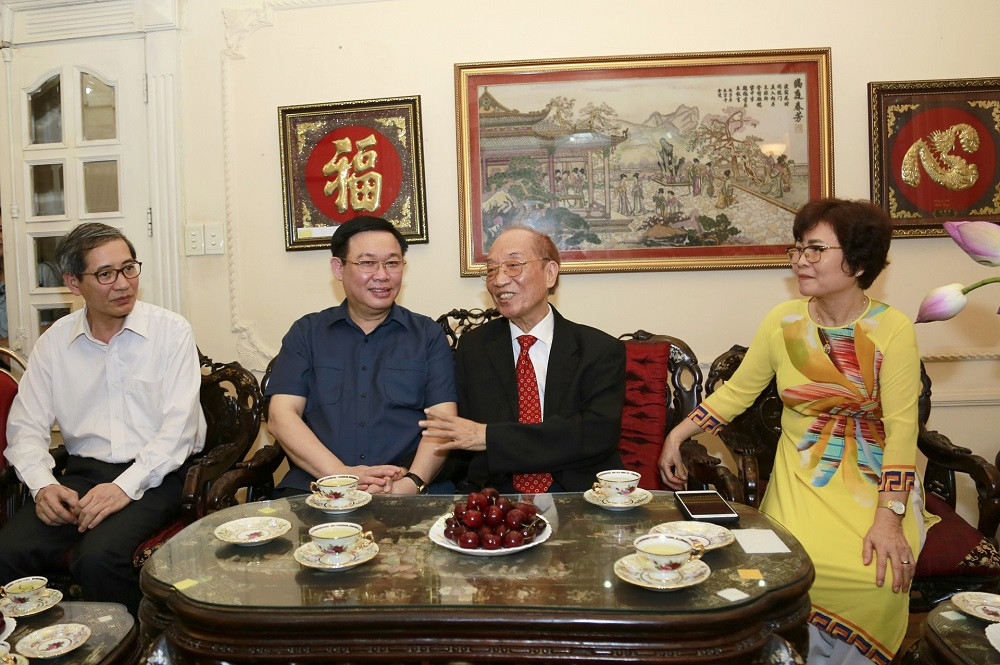 Bí thư Thành ủy Vương Đình Huệ thăm hỏi thương binh Đoàn Duy Thành. Lãnh đạo TP Hà Nội thăm, tặng quà gia đình chính sách -0