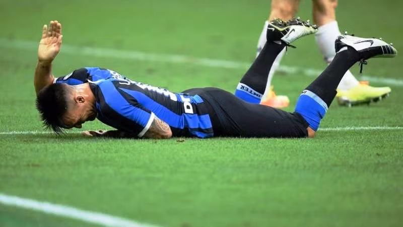 Tiền đạo Lautaro Martinez thất vọng sau trận hòa của Inter Milan trước Fiorentina. (Ảnh: Reuters)