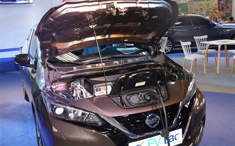 Ô-tô chạy điện trong một sự kiện quảng bá nhằm khuyến khích người tiêu dùng sử dụng phương tiện giao thông chạy điện tại Lào. (Ảnh: Duy Toàn)