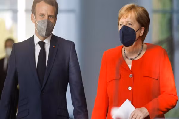 Tổng thống Pháp Emmanuel Macron và Thủ tướng Đức Angela Merkel chuẩn bị bước vào cuộc họp báo chung sau khi hội đàm tại Berlin, Đức hôm 18-6. Ảnh: Reuters